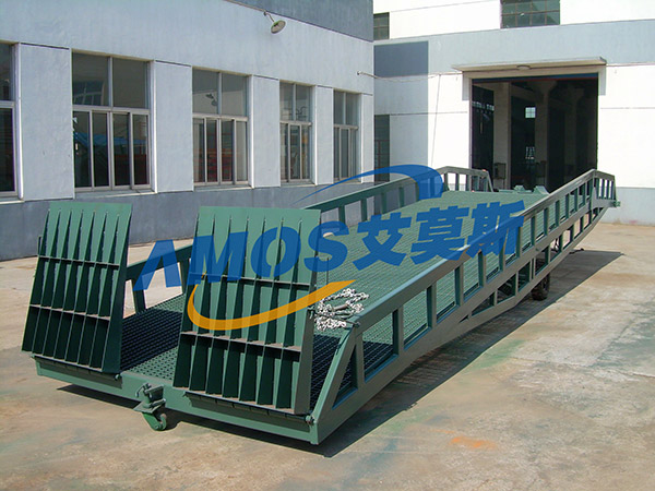 移動(dòng)式液壓登車(chē)橋